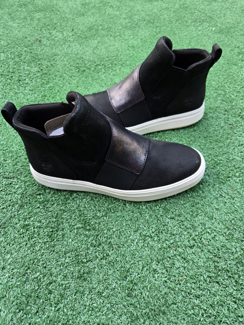 Timberland Londyn Chelsea boots in black leather with a metallic accent strap